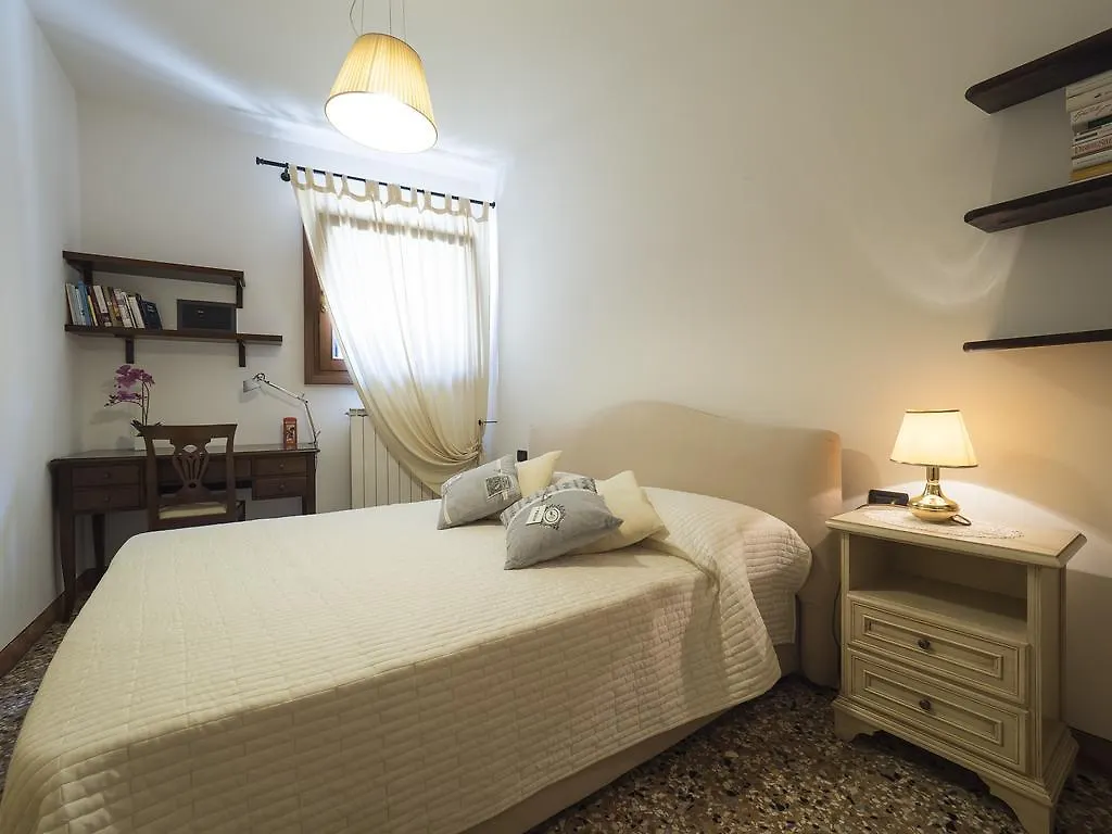 Romantic Lagoon - Canal View Venice Apartment